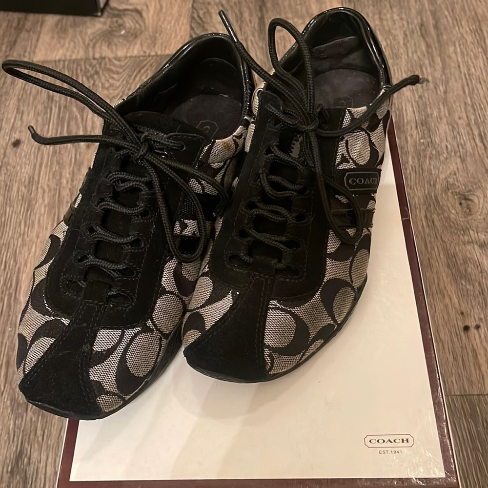 I’m am selling coach shoes